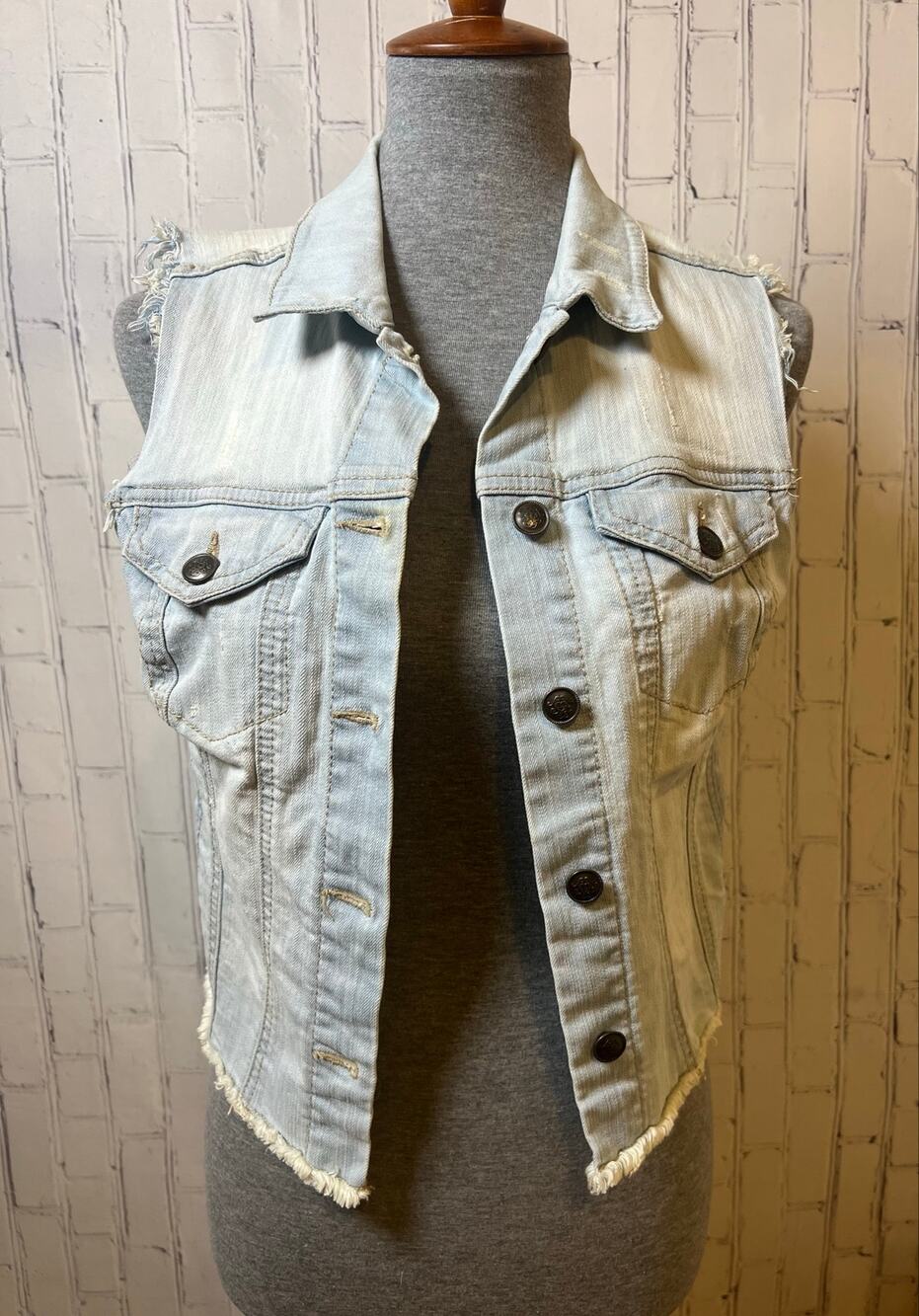 Jessica Simpson Denim Vest Women’s M Light Wash Distressed Frayed Cropped